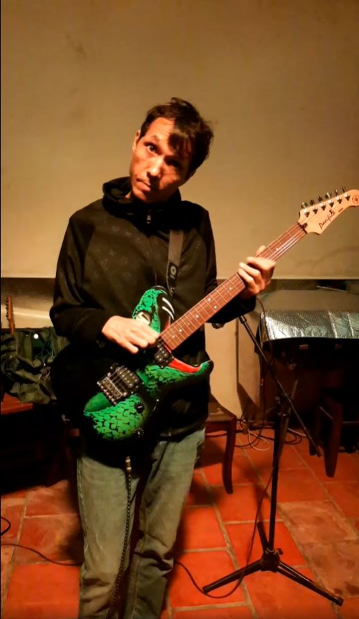 20250129 attila auf snakeguitar